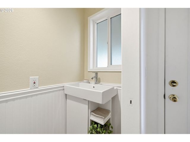 547 N HAYDEN BAY Dr, Portland, OR 97217