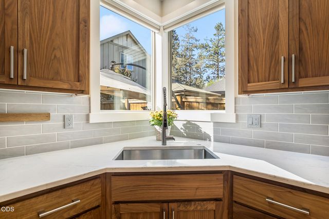 215 SW Cleveland Avenue, Bend, OR 97702