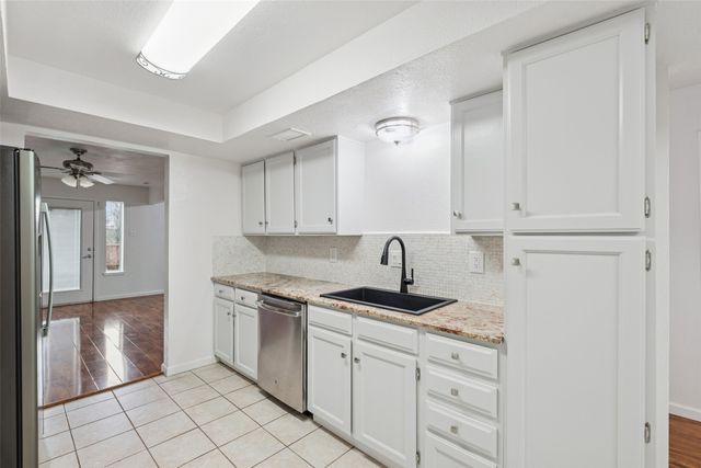 930 Shady Creek Lane, Bedford, TX 76021