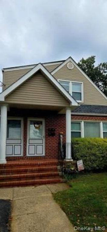 222 Cleveland Avenue, Mineola, NY 11501