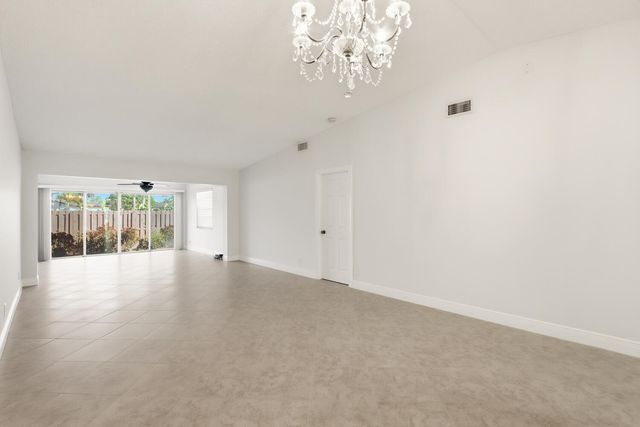 4330 Lucerne Villas Lane, Lake Worth, FL 33467