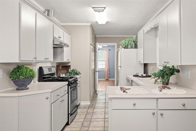 108 N 7th Street, Highlands, TX 77562