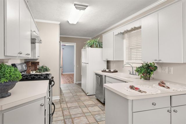 108 N 7th Street, Highlands, TX 77562