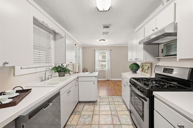 108 N 7th Street, Highlands, TX 77562