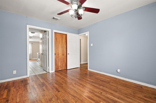 108 N 7th Street, Highlands, TX 77562