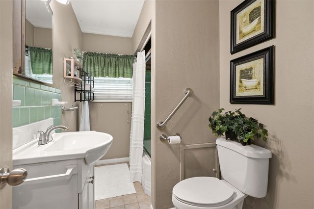 108 N 7th Street, Highlands, TX 77562