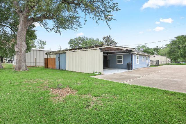 108 N 7th Street, Highlands, TX 77562