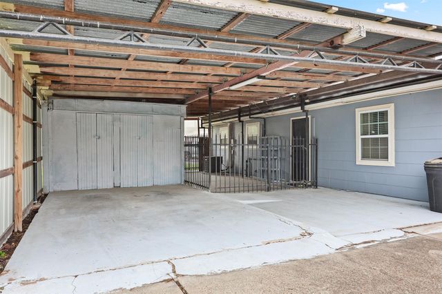 108 N 7th Street, Highlands, TX 77562