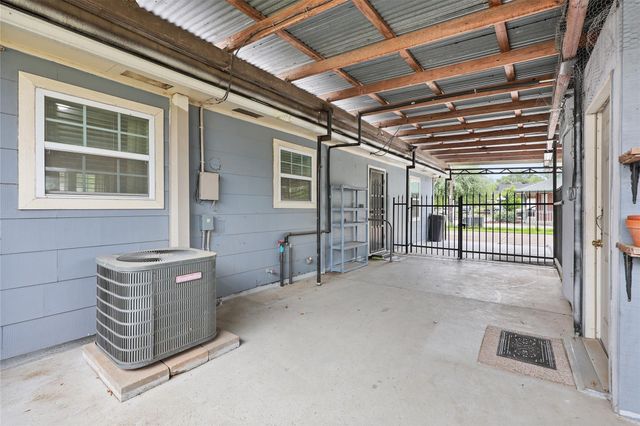 108 N 7th Street, Highlands, TX 77562