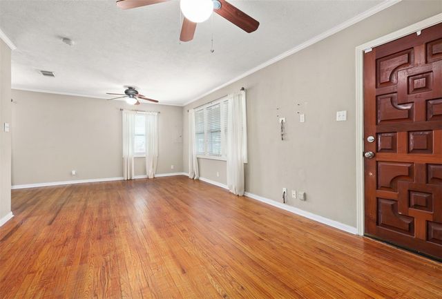 108 N 7th Street, Highlands, TX 77562