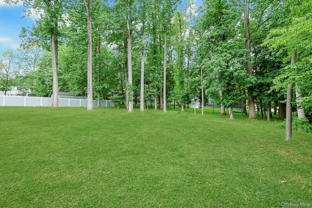 8 Dunmore Road, New City, NY 10956