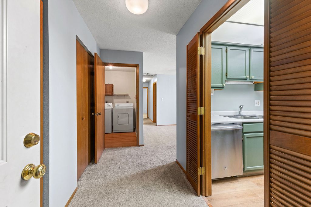 8601 Alpine Drive D, Urbandale, IA 50322