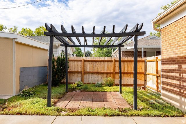 3085 S CRESCENT DR, Millcreek, UT 84106
