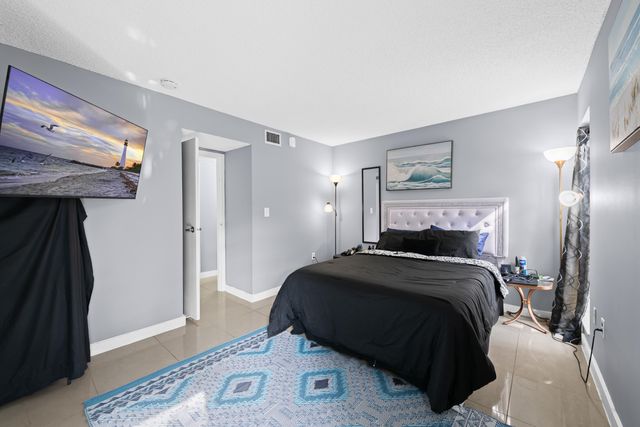471 N Pine Island Road 302d, Plantation, FL 33324