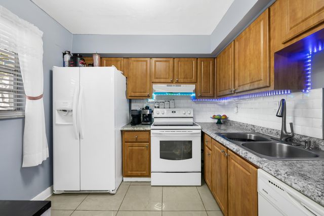 471 N Pine Island Road 302d, Plantation, FL 33324