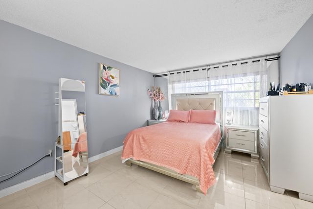 471 N Pine Island Road 302d, Plantation, FL 33324
