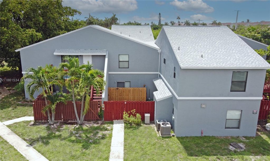 22 Crossings Cir E, Boynton Beach, FL 33435