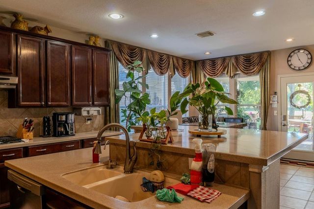 2010 Mountain Creek Street E, Pearland, TX 77584