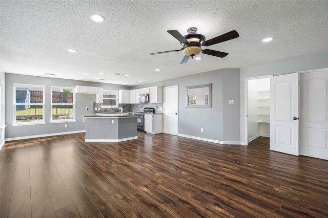 905 Elizabeth Drive, Lewisville, TX 75067