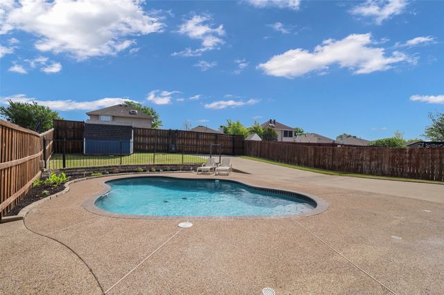 905 Elizabeth Drive, Lewisville, TX 75067