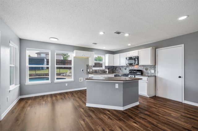 905 Elizabeth Drive, Lewisville, TX 75067