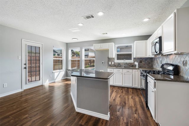 905 Elizabeth Drive, Lewisville, TX 75067