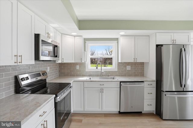 333 HONEYVILLE AVE, Stanley, VA 22851