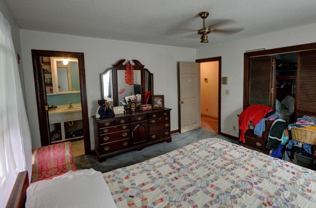 Image 11 of property listing at 746 Tallwood Road, Charleston, SC 29412