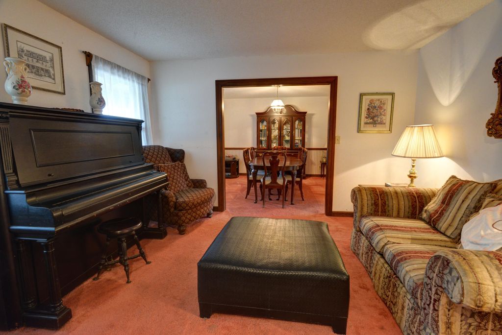 Image 4 of property listing at 746 Tallwood Road, Charleston, SC 29412