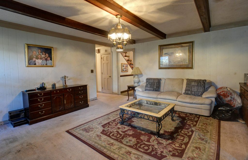 Image 7 of property listing at 746 Tallwood Road, Charleston, SC 29412