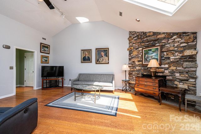 1759 12th Street NE, Hickory, NC 28601
