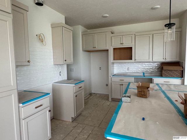 21427 Y Street, Elkhorn, NE 68022