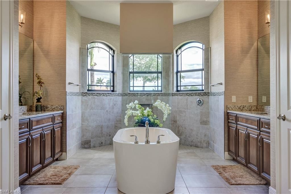 Image 16 of property listing at 1406 Cape Coral PKWY W, Cape Coral, FL 33914
