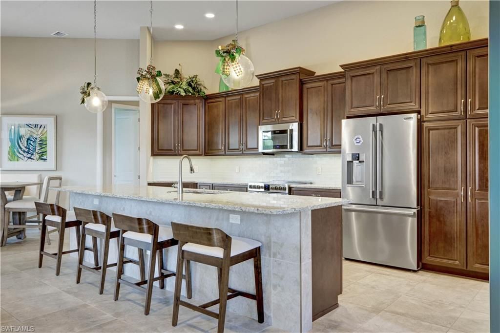 Image 6 of property listing at 1406 Cape Coral PKWY W, Cape Coral, FL 33914