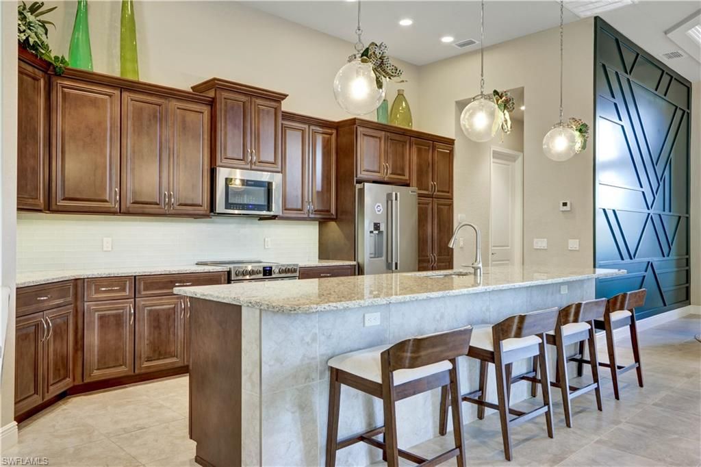 Image 7 of property listing at 1406 Cape Coral PKWY W, Cape Coral, FL 33914