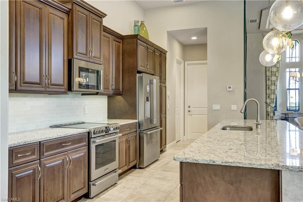 Image 8 of property listing at 1406 Cape Coral PKWY W, Cape Coral, FL 33914