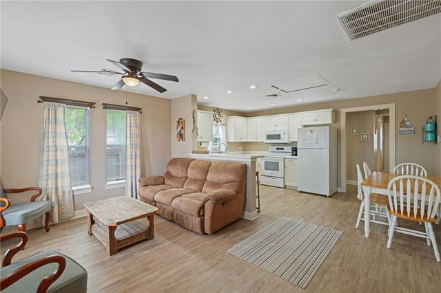 145 S Rife St, Aransas Pass, TX 78336