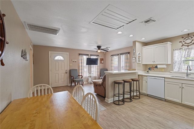 145 S Rife St, Aransas Pass, TX 78336