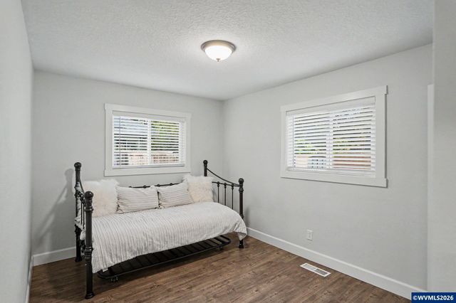 2210 4th St NE, Salem, OR 97301