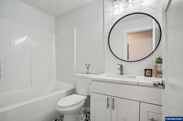 2210 4th St NE, Salem, OR 97301