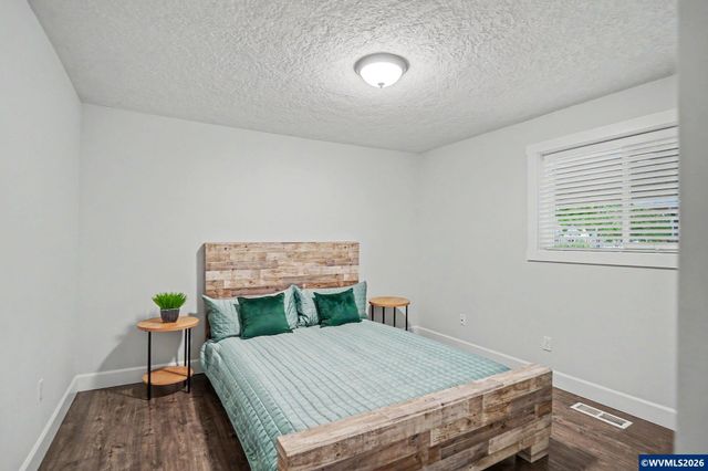 2210 4th St NE, Salem, OR 97301