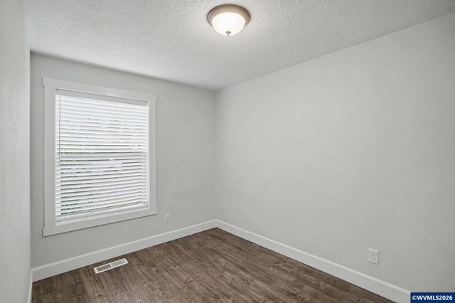 2210 4th St NE, Salem, OR 97301