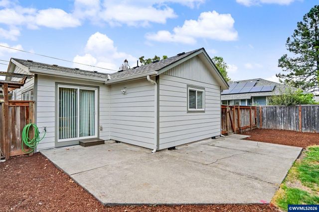 2210 4th St NE, Salem, OR 97301
