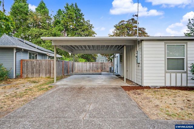 2210 4th St NE, Salem, OR 97301