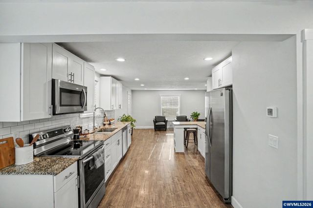 2210 4th St NE, Salem, OR 97301