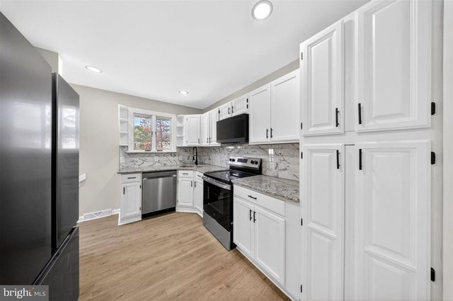 24 VANSANT RD, Newark, DE 19711