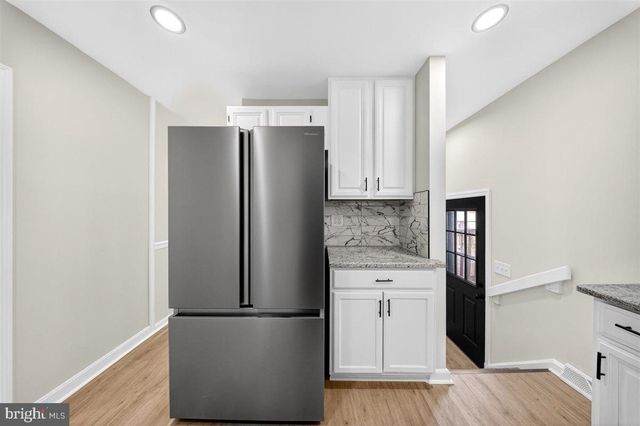 24 VANSANT RD, Newark, DE 19711