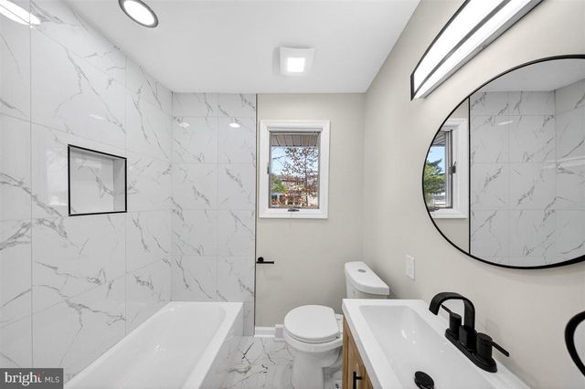 24 VANSANT RD, Newark, DE 19711