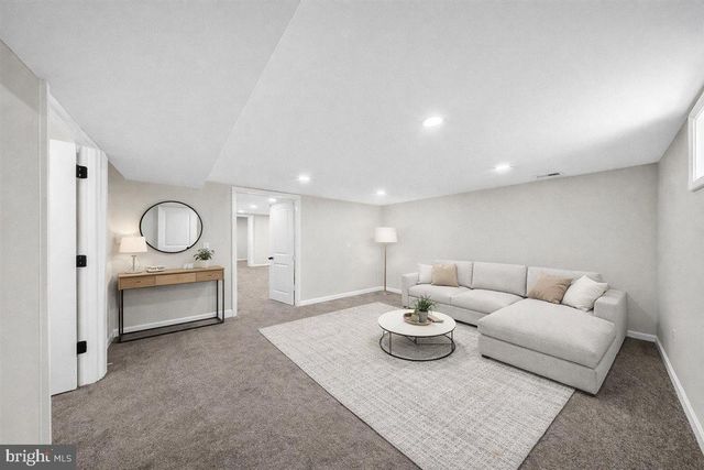 24 VANSANT RD, Newark, DE 19711