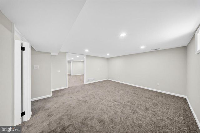 24 VANSANT RD, Newark, DE 19711